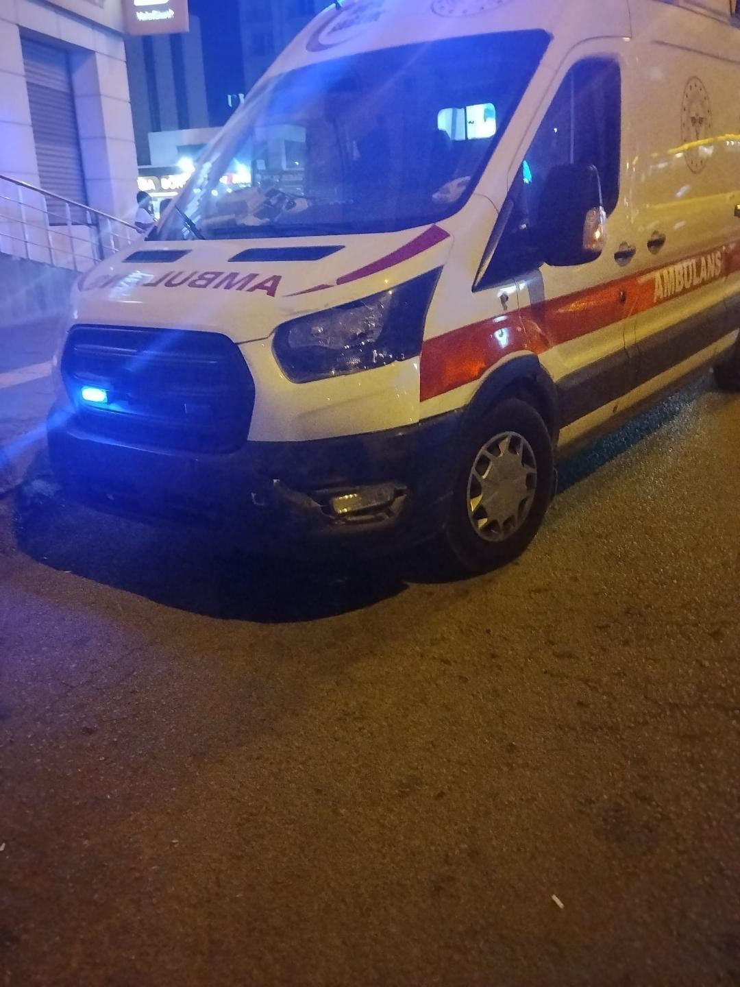 MARDİN'İN KIZILTEPE İLÇESİ TEPEBAŞI MAHALLESİ'NDE AMBULANS İLE OTOMOBİL ÇARPIŞTI.