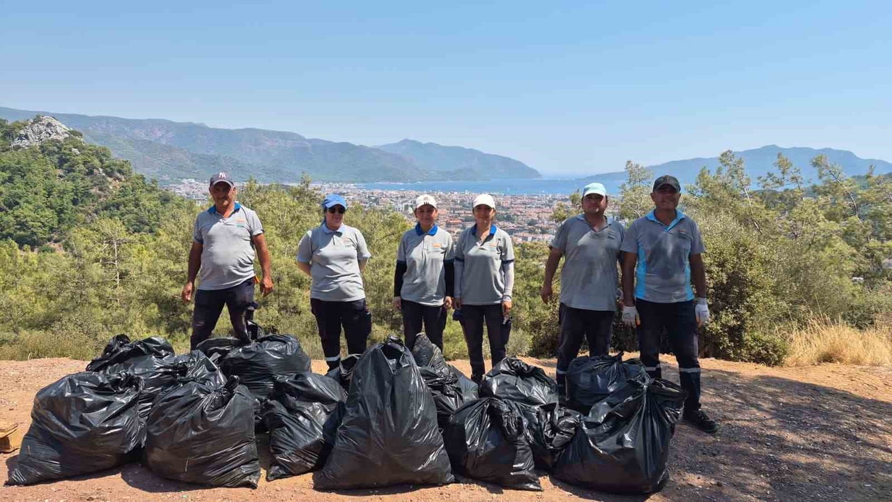 MARMARİS BELEDİYESİ TEMİZLİK İŞLERİ MÜDÜRLÜĞÜ EKİPLERİ, ARMUTALAN TEPESİ İLE DATÇA YOLU ÜZERİNDEKİ...