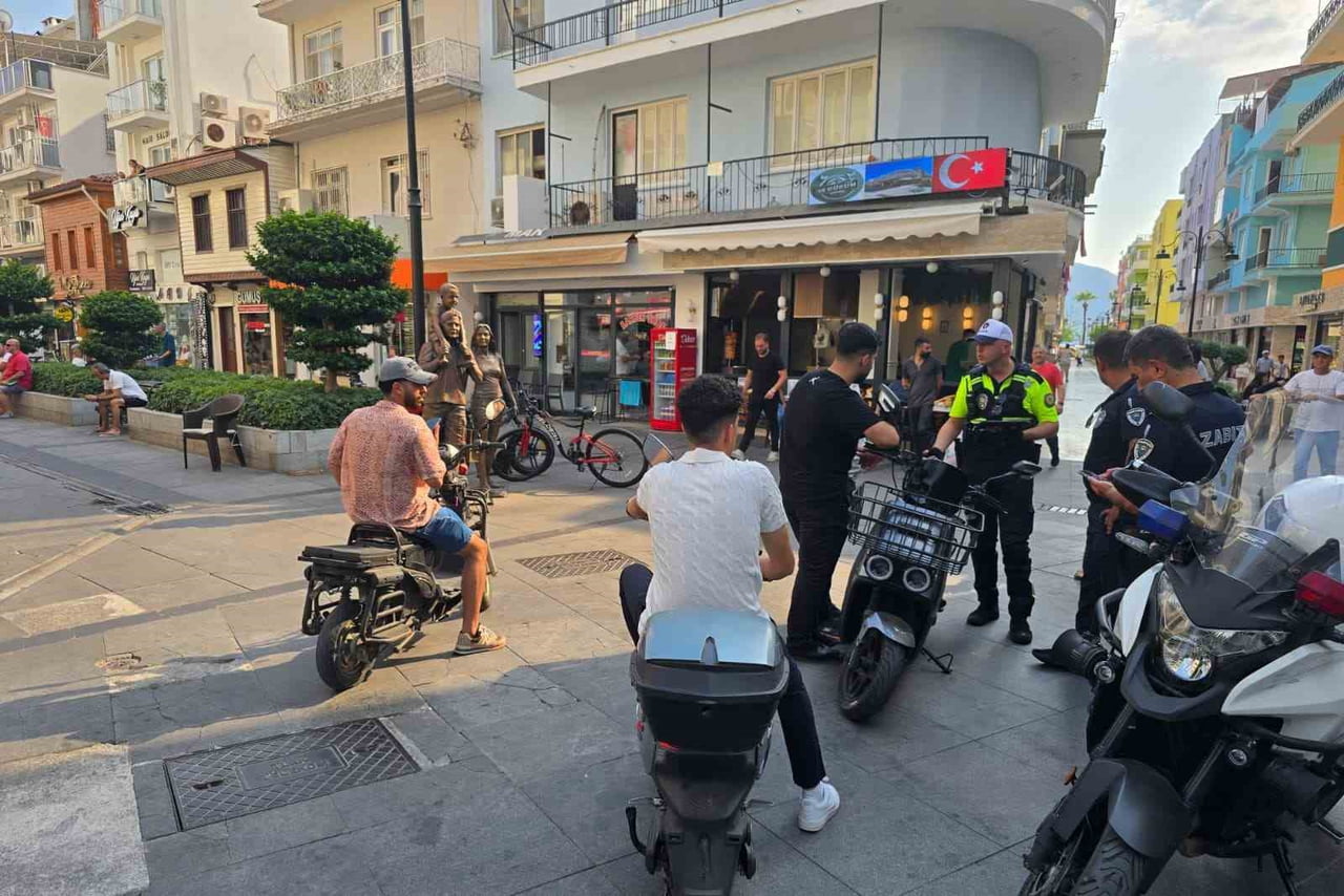MARMARİS ÇARŞISI’NDA EMNİYET VE ZABITA EKİPLERİNİN ORTAK GERÇEKLEŞTİRDİĞİ MOTOSİKLET DENETİMİNDE...