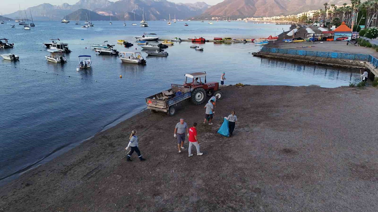 MARMARİS’TE HALK PLAJLARI TEMİZLENİYOR