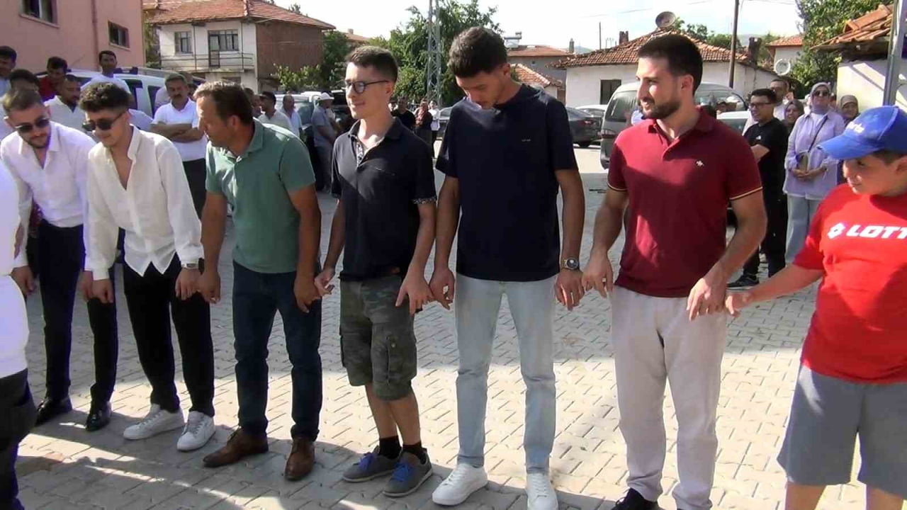 MASSİMİLİANO FABBRİ (SOLDAN İKİNCİ)  VE DAVİD BOTTAZZİ (SOLDAN ÜÇÜNCÜ) VATANDAŞLARLA BİRLİKTE...