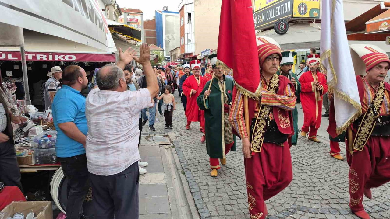 MEHTERAN TAKIMINI GÖRÜNCE ÇOCUKLAR GİBİ SEVİNEN ADAM.