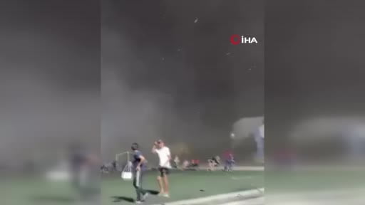 Meksika’da El Arenal Stadyumu’nu vuran fırtına sonucu oluşan toz bulutu nedeniyle oyuncular ve...