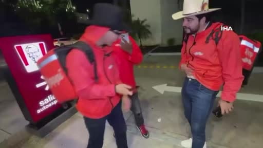 Meksikalı sosyal medya fenomeni Cesar Gastelum, arkadaşlarıyla TikTok'ta canlı yayın yaptığı...