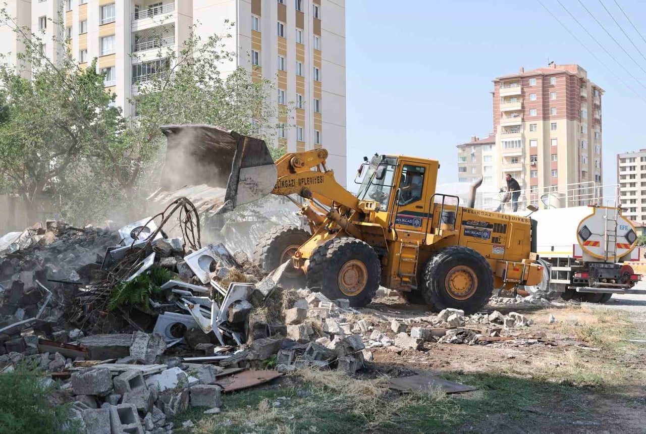 MELİKGAZİ'DE 11 FARKLI BÖLGEDE SÜRDÜRDÜĞÜ KENTSEL DÖNÜŞÜM ÇALIŞMALARINA HIZ KESMEDEN DEVAM EDEN...