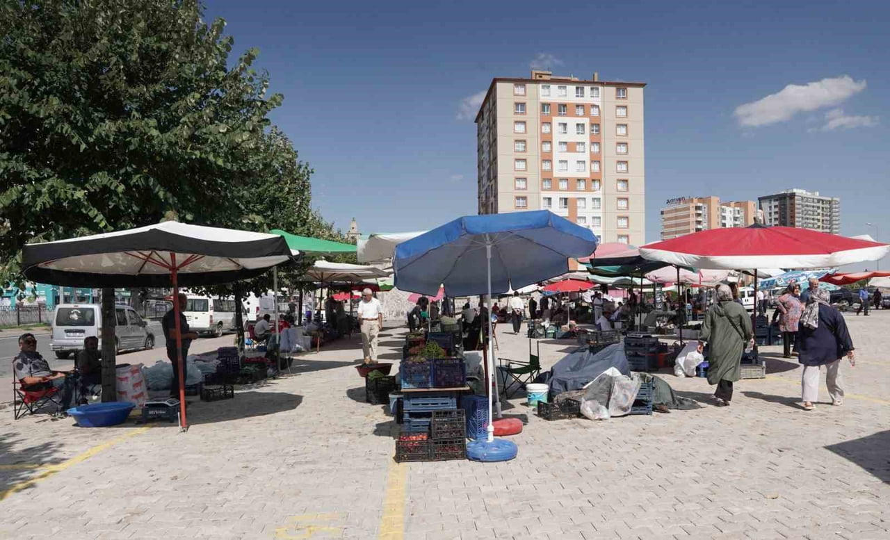 MELİKGAZİ BELEDİYESİNİN ORGANİK ÜRÜNLERİ TEZGAHLA BULUŞTURDUĞU ‘ÜRETİCİ PAZARLARI’ HEM ESNAFIN HEM...