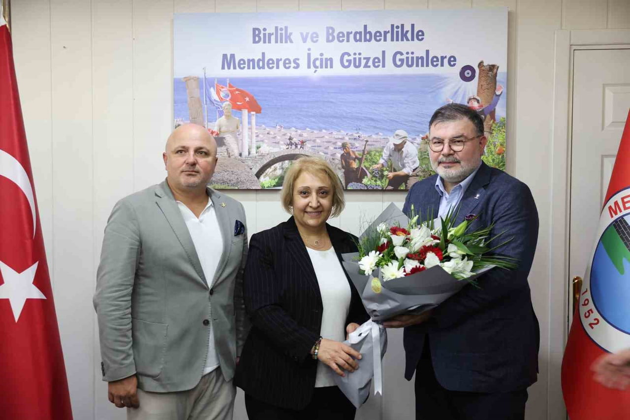 MENDERES BELEDİYE BAŞKAN VEKİLİ ASUMAN ŞEN (ORTADAKİ), AK PARTİ İZMİR İL BAŞKANI BİLAL SAYGILI...