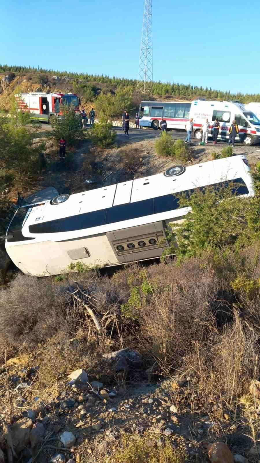 MENDERES İLÇESİNDE BİR OTOBÜS İLE OTOMOBİLİN ÇARPIŞMASI SONUCU MEYDANA GELEN TRAFİK KAZASINDA 2...