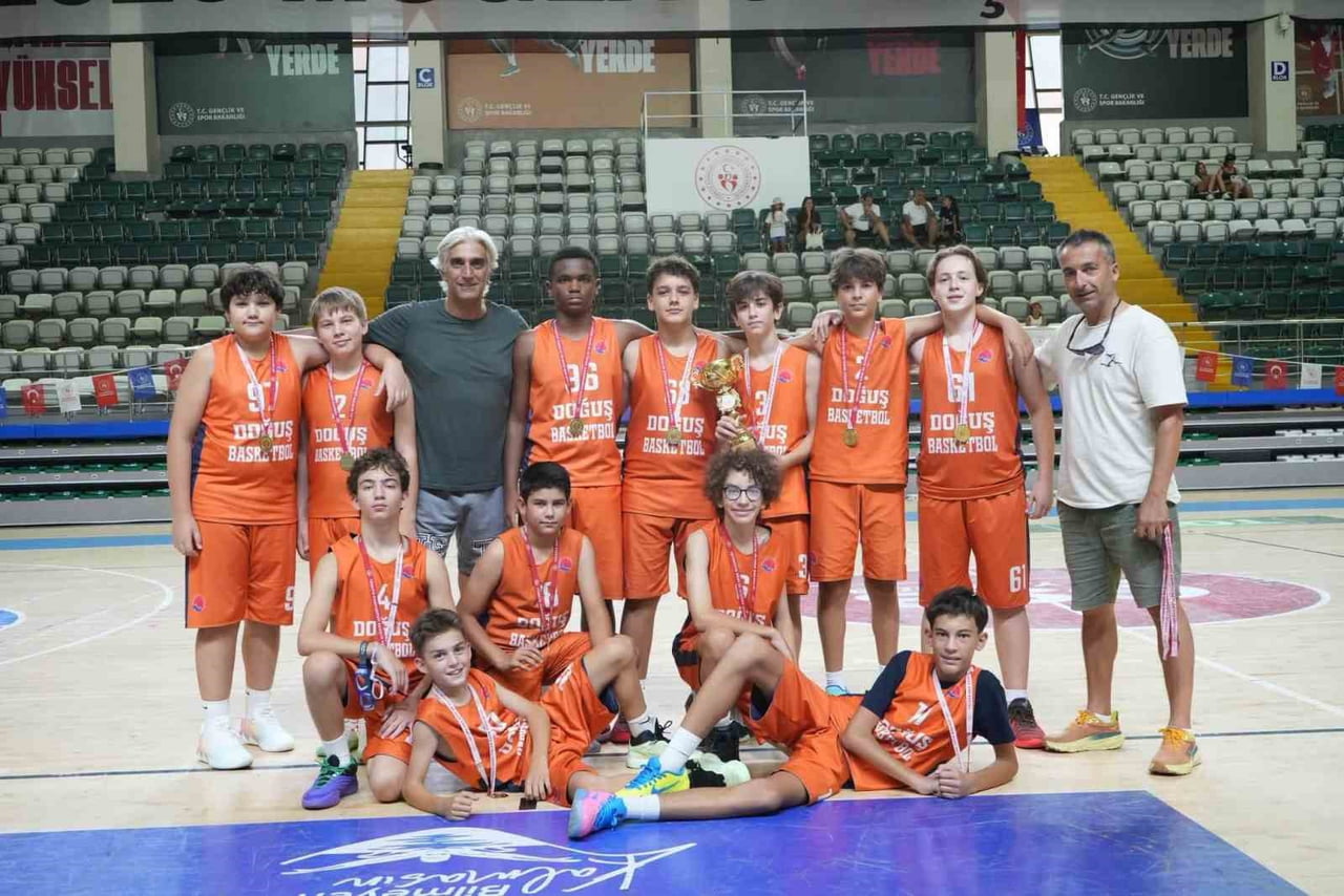 MENTEŞE'DE ZAFER BAYRAMI COŞKUSU PARKEYE YANSIDI