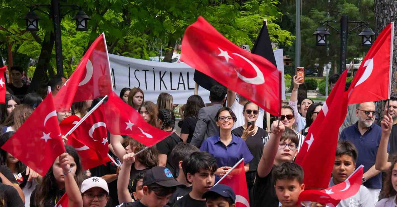 MENTEŞE BELEDİYESİ, 30 AĞUSTOS ZAFER BAYRAMI ÖNCESİNDE ‘HER HANEYE BİR BAYRAK, HER PENCEREDE AYNI...