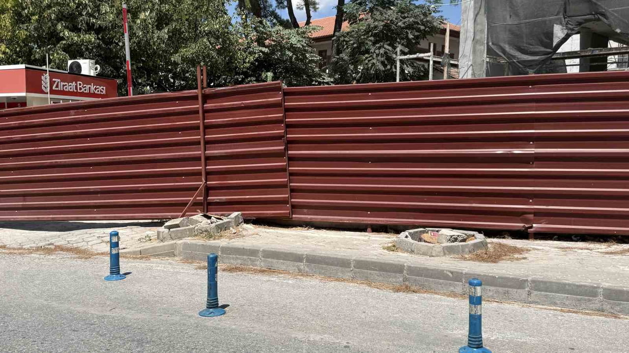 MENTEŞE BELEDİYESİ TARAFINDAN KENT GENELİNDE YÜRÜTÜLEN ÇALIŞMALAR KAPSAMINDA, RİSK TAŞIDIĞI...
