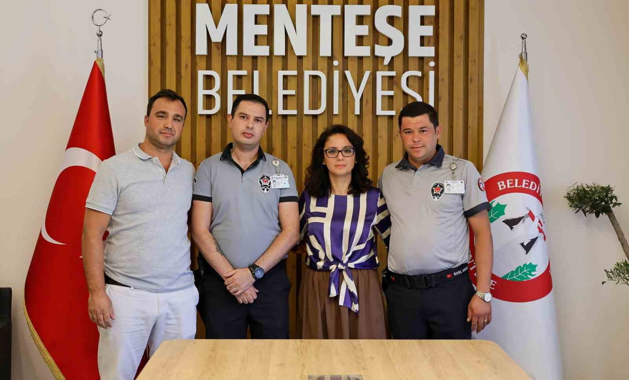 MENTEŞE’DE BİR İŞ YERİNİN ÖNÜNDE ASILI TÜRK BAYRAĞINI ATEŞE VERDİĞİ BELİRLENEN ŞÜPHELİ, MENTEŞE...