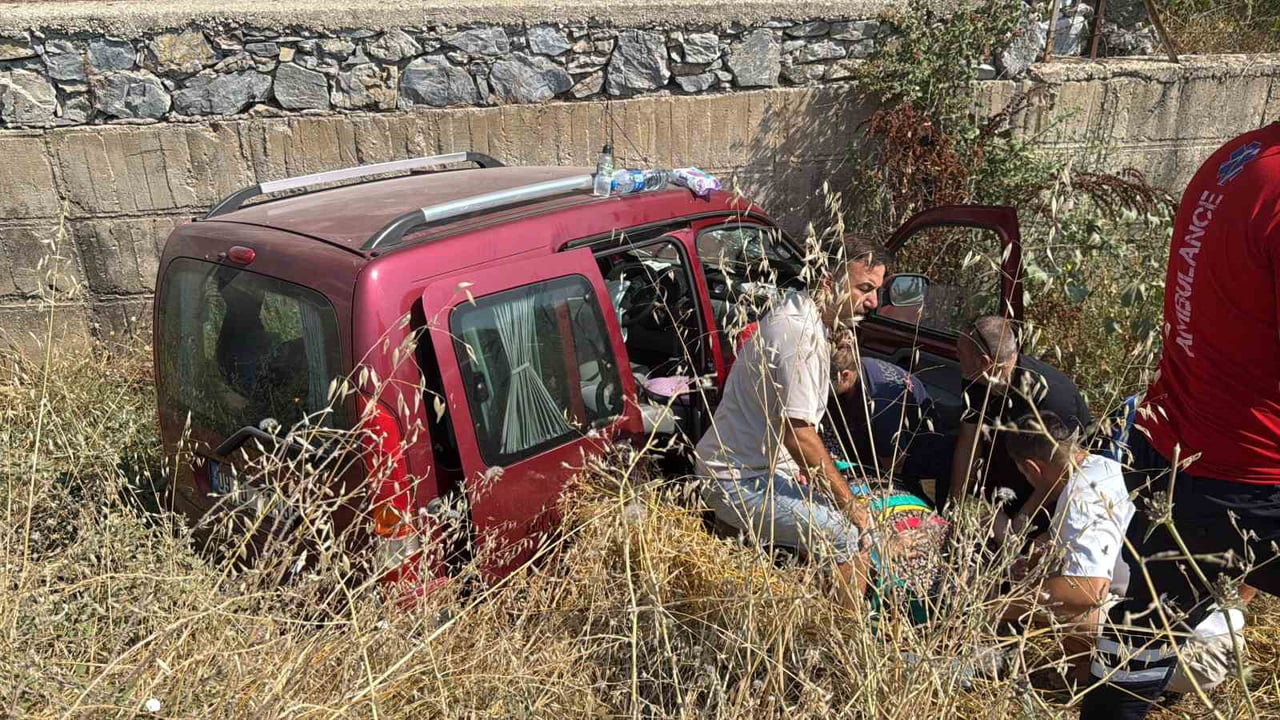 MENTEŞE İLÇESİNDE, BAŞKA BİR ARACA ÇARPMAMAK İÇİN MANEVRA YAPAN TİCARİ ARACIN KONTROLDEN ÇIKARAK...