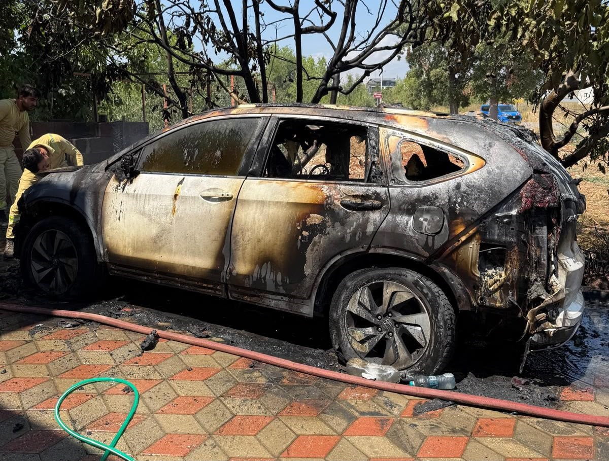 MERSİN'DE BİR EVİN ÖNÜNDE PARK HALİNDEKİ OTOMOBİL YANMAYA BAŞLADI, ÇEVREDEN DUMANLARI GÖRÜP GELEN...