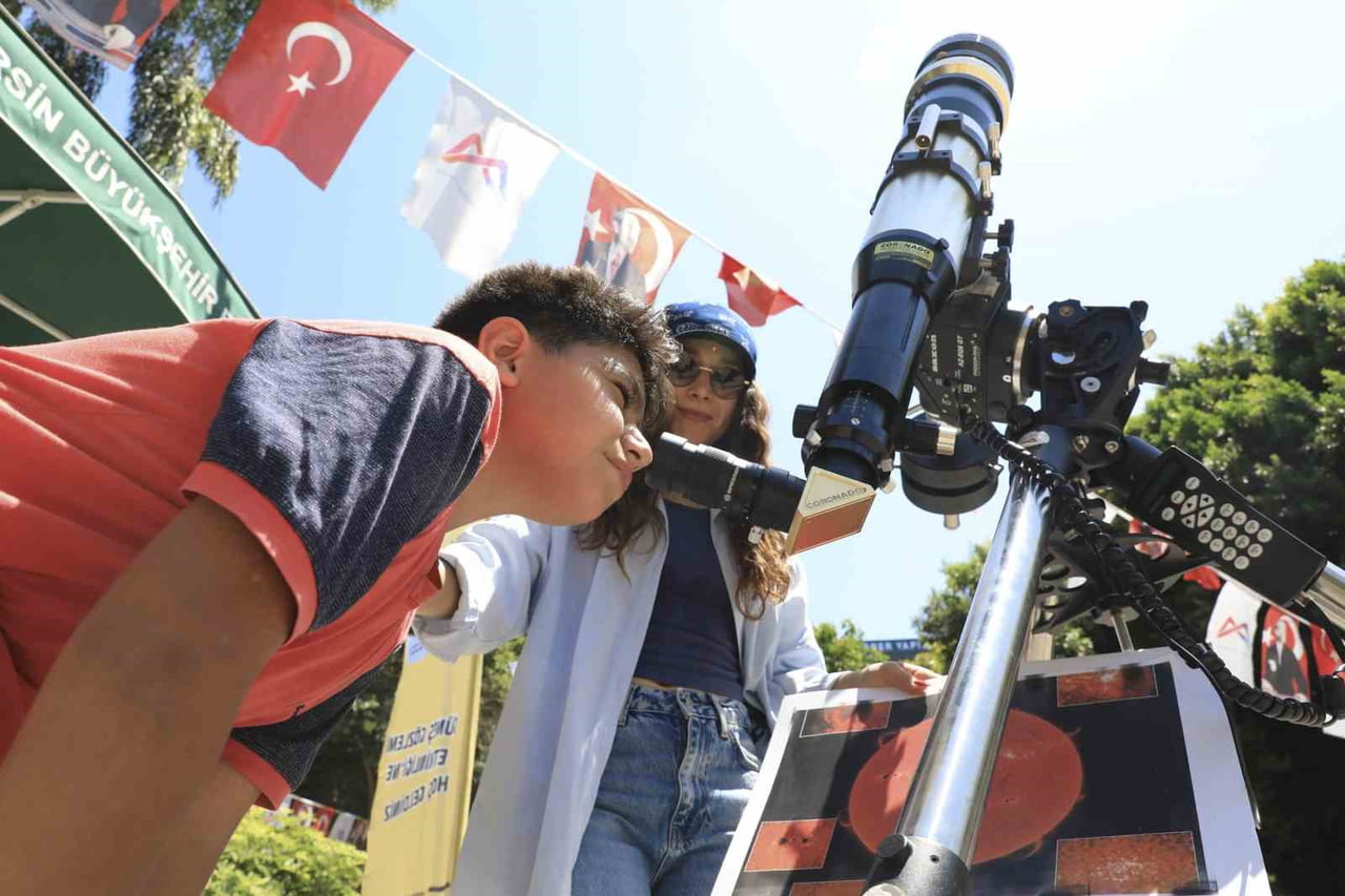 MERSİN'DE ÇOCUKLAR VE GENÇLER, DÜZENLENEN BİLİM ETKİNLİĞİNDE TELESKOPLA GÜNEŞ'İ GÖZLEMLEYİP...