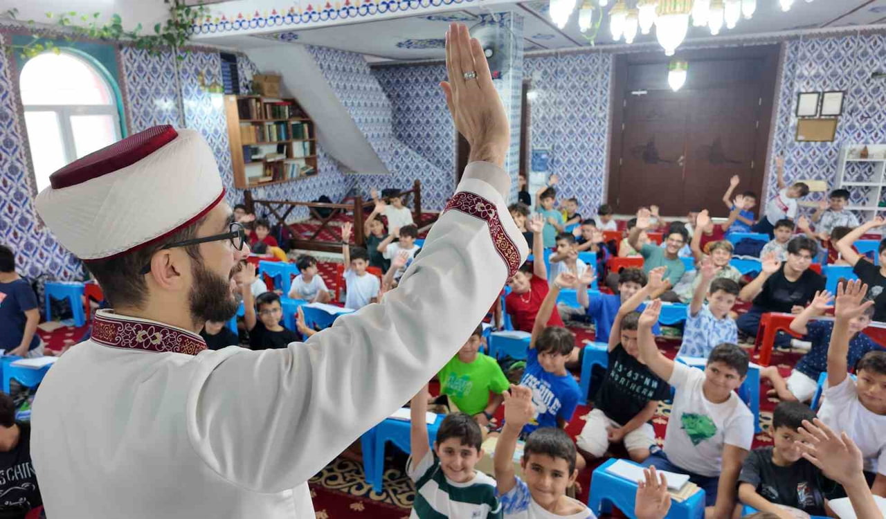 MERSİN'DE ÇOCUKLARIN DEĞİŞEN HAYAL DÜNYASINA GİRMEK İSTEYEN İMAM MUHAMMED DOĞAÇ, 'EMEKLE KAZAN...