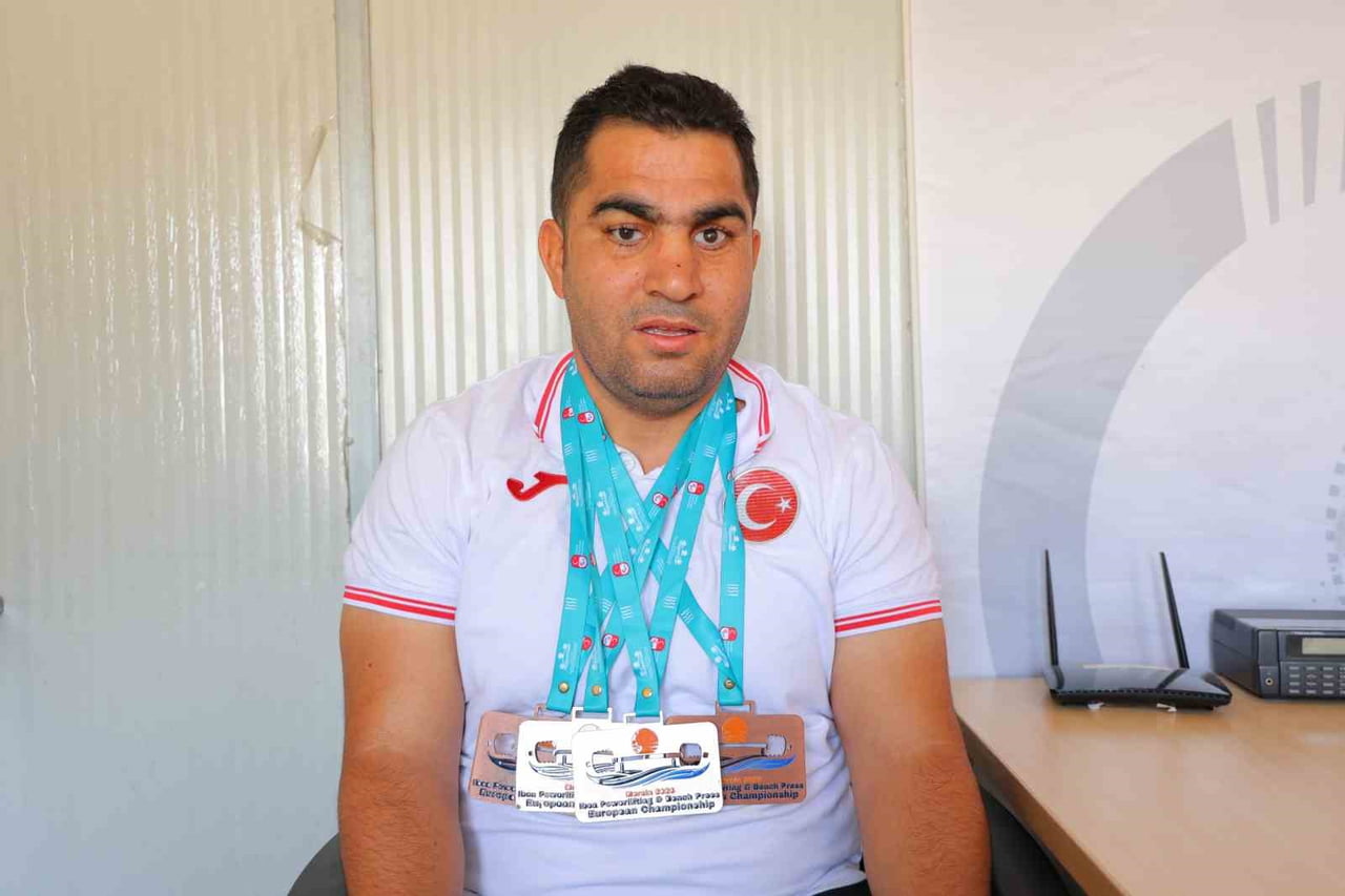 MERSİN'DE DÜZENLENEN IBSA GÖRME ENGELLİLER AVRUPA HALTER ŞAMPİYONASI'NDA MÜCADELE EDEN...