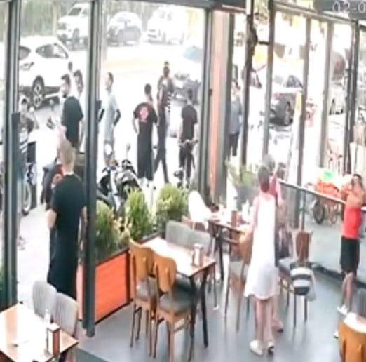 MERSİN'DE FIRIN ÇALIŞANINA OTOMOBİL ÇARPTI. KAZA ANI İSE ÇEVREDEKİ BİR İŞ YERİNİN GÜVENLİK...