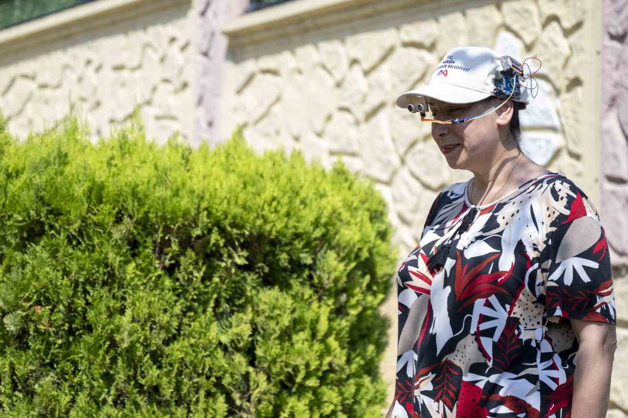 MERSİN'DE LİSELİ GENÇLER, GÖRME ENGELLİ BİREYLERİN GÜNLÜK YAŞAMINI KOLAYLAŞTIRMAK AMACIYLA YAPAY...