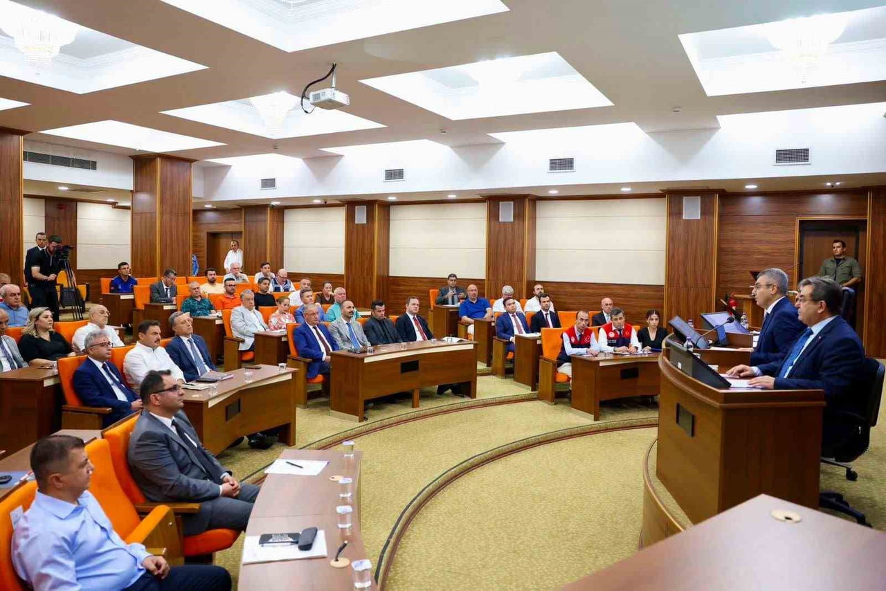 MERSİN'DE NARENCİYE VE MEYVE BAHÇELERİNDE ZARARA NEDEN OLAN AKDENİZ MEYVE SİNEĞİ İLE MÜCADELE...