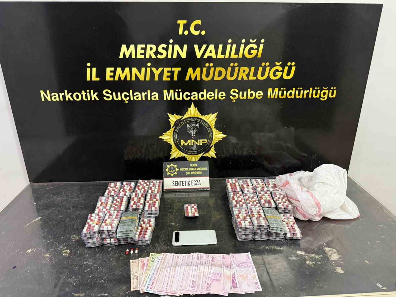 MERSİN'DE NARKOTİK POLİSİN UYUŞTURUCU TACİRLERİNE YÖNELİK GERÇEKLEŞTİRDİĞİ OPERASYONDA YAKALANAN...
