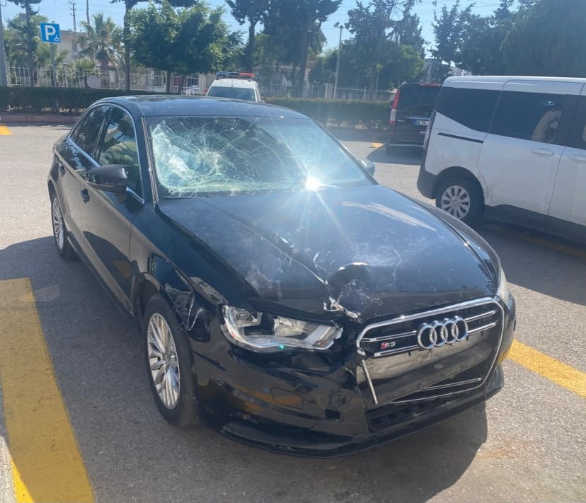 MERSİN'DE OTOMOBİL İLE MOTOSİKLETİN ÇARPIŞTIĞI KAZADA ARACIN ÜZERİNE DÜŞEN ÇOCUĞU YERE İNDİRİP...