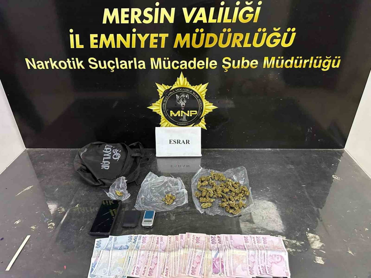 MERSİN'DE POLİSİN TORBACI OLARAK TABİR EDİLEN UYUŞTURUCU TACİRLERİNE YÖNELİK GERÇEKLEŞTİRDİĞİ...