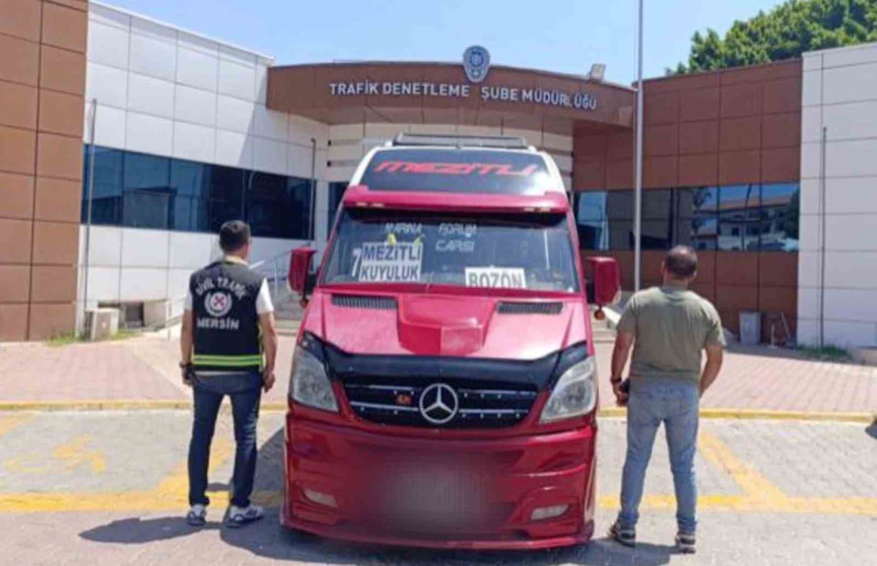 MERSİN'DE TERS ŞERİDİ KULLANARAK TRAFİK GÜVENLİĞİNİ TEHLİKEYE ATAN SÜRÜCÜYE PARA CEZASI...