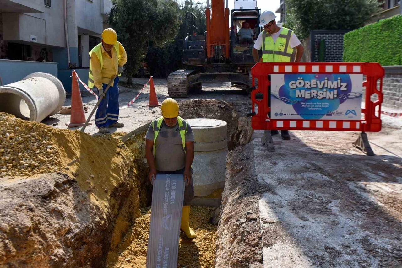 MERSİN'DE YAĞIŞLI HAVALARDA YAŞANABİLECEK SU BASKINLARINI ÖNLEMEK AMACIYLA BAŞLATILAN ÇALIŞMALAR...