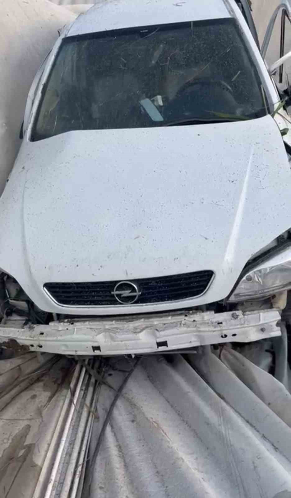 MERSİN'İN AKDENİZ İLÇESİNDE KONTROLDEN ÇIKAN OTOMOBİLİN MEYVE-SEBZE SERASINA GİREREK TOPRAK ZEMİNE...