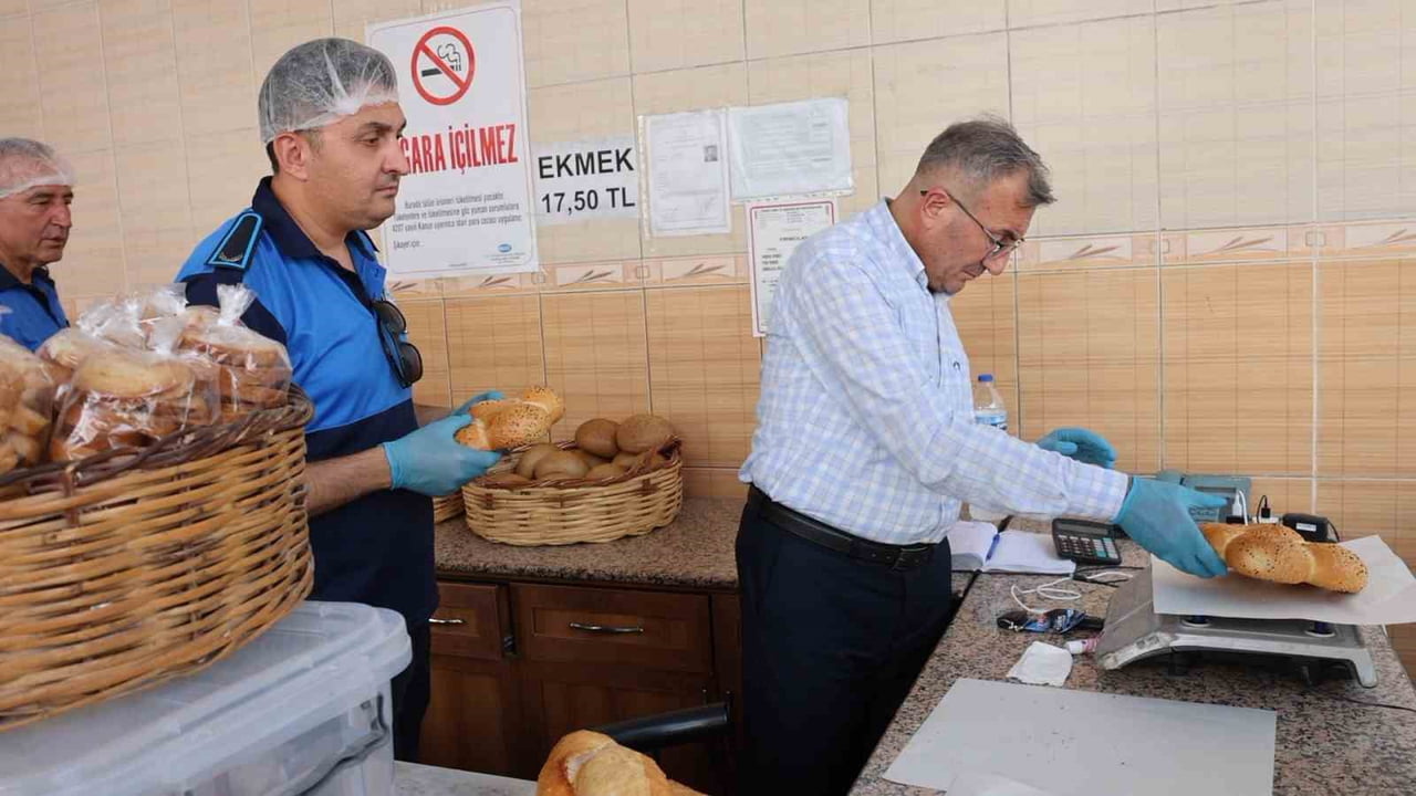 MERSİN'İN AKDENİZ İLÇESİNDE ZABITA EKİPLERİNCE FIRINLARA YÖNELİK GERÇEKLEŞTİRİLEN DENETİMLERDE...