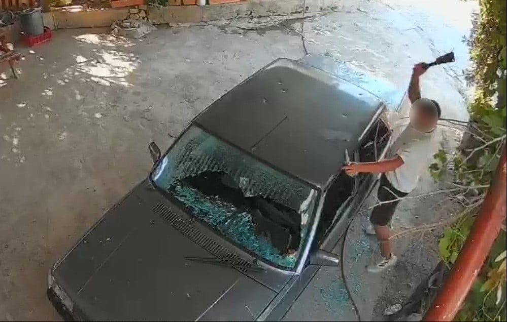 MERSİN'İN ANAMUR İLÇESİNDE BİR KADINA AİT ARACA SATIRLA ZARAR VERİP CAMLARINI PATLATAN ARDINDAN DA...
