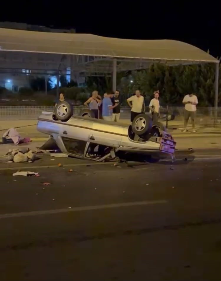 MERSİN'İN ERDEMLİ İLÇESİNDE PARK HALİNDEKİ ARACA ÇARPAN OTOMOBİL TERS DÖNDÜ,3'Ü ÇOCUK 5 KİŞİ...