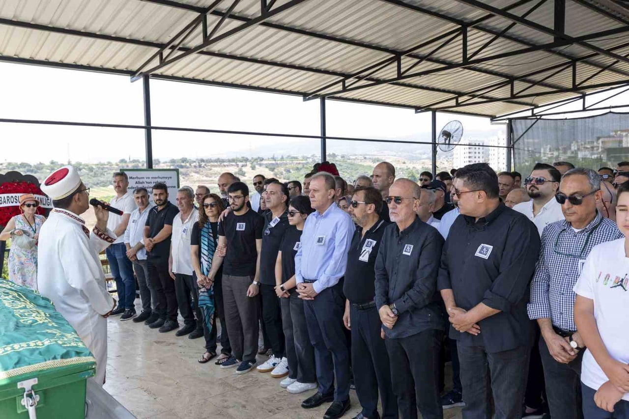 MERSİN BASINININ DENEYİMLİ İSİMLERİNDEN GAZETECİ DUYGU ÖKSÜZ CANOVA, BİR SÜREDİR TEDAVİ GÖRDÜĞÜ...