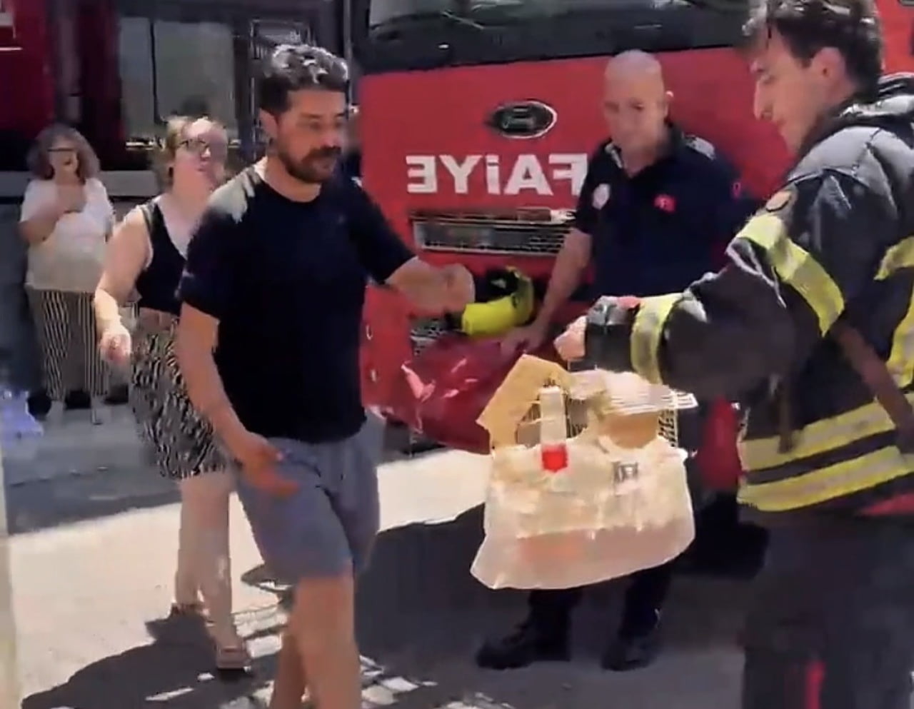 MERSİN’DE BİR APARTMAN DAİRESİNDE ÇIKAN YANGIN, İTFAİYE EKİPLERİNİN HIZLI MÜDAHALESİYLE BÜYÜMEDEN...