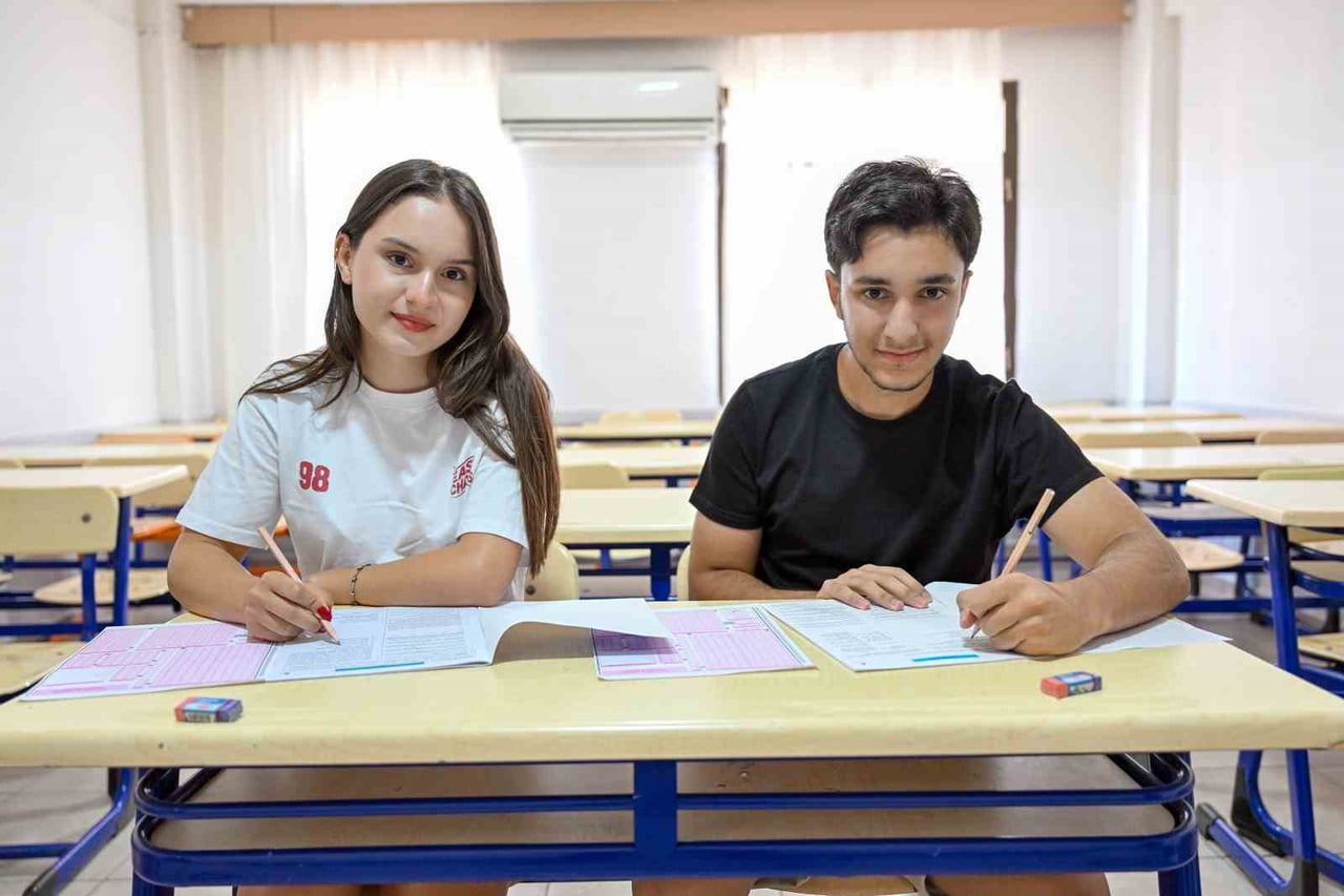 MERSİN’DE BÜYÜKŞEHİR BELEDİYESİ BÜNYESİNDEKİ KURS MERKEZLERİNDE YKS’YE HAZIRLANAN ÖĞRENCİLERDEN...