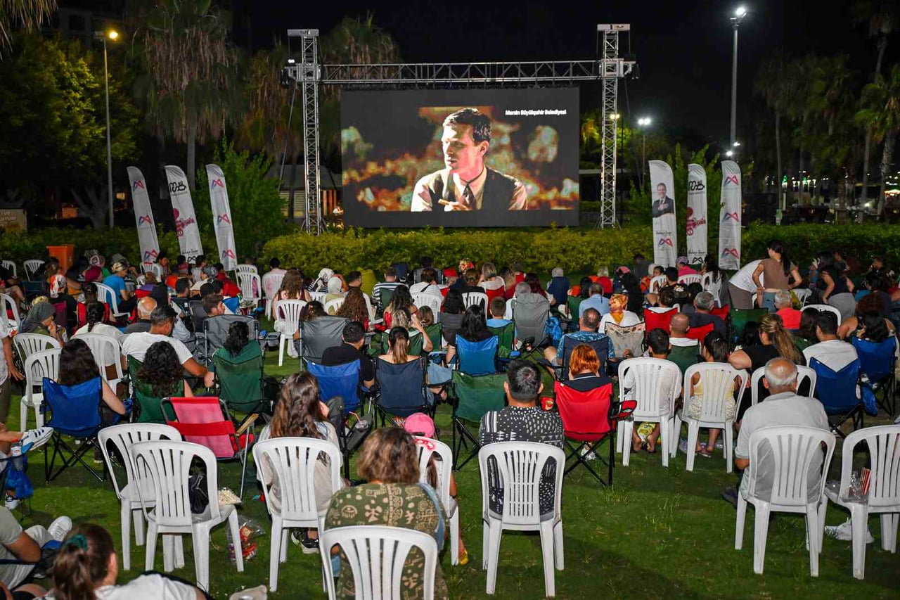 MERSİN’DE DÜZENLENEN ‘AÇIK HAVA SİNEMA GÜNLERİ’, SİNEMASEVERLERİ KÜLTÜR PARK’TA YILDIZLARIN...