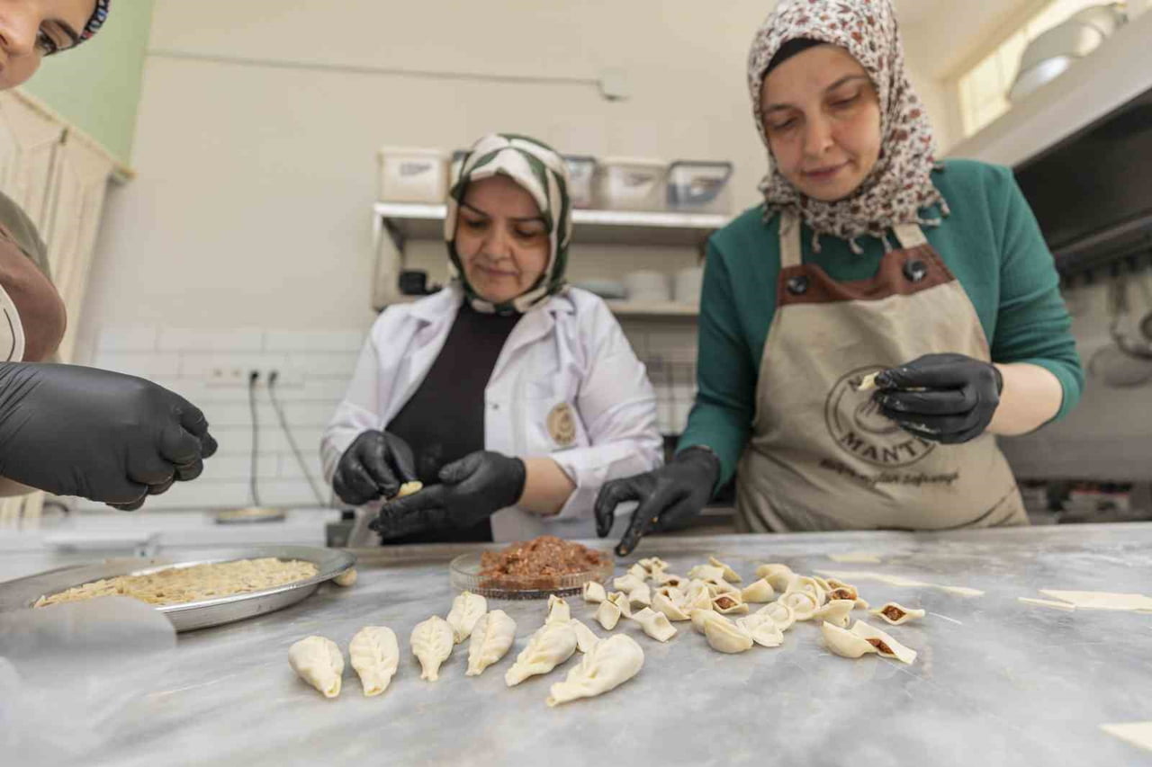MERSİN’DE EVİNDE MANTI YAPARAK BAŞLADIĞI ÜRETİM YOLCULUĞUNU ÜRETİCİ KADIN STANTLARINA TAŞIYAN AYŞE...