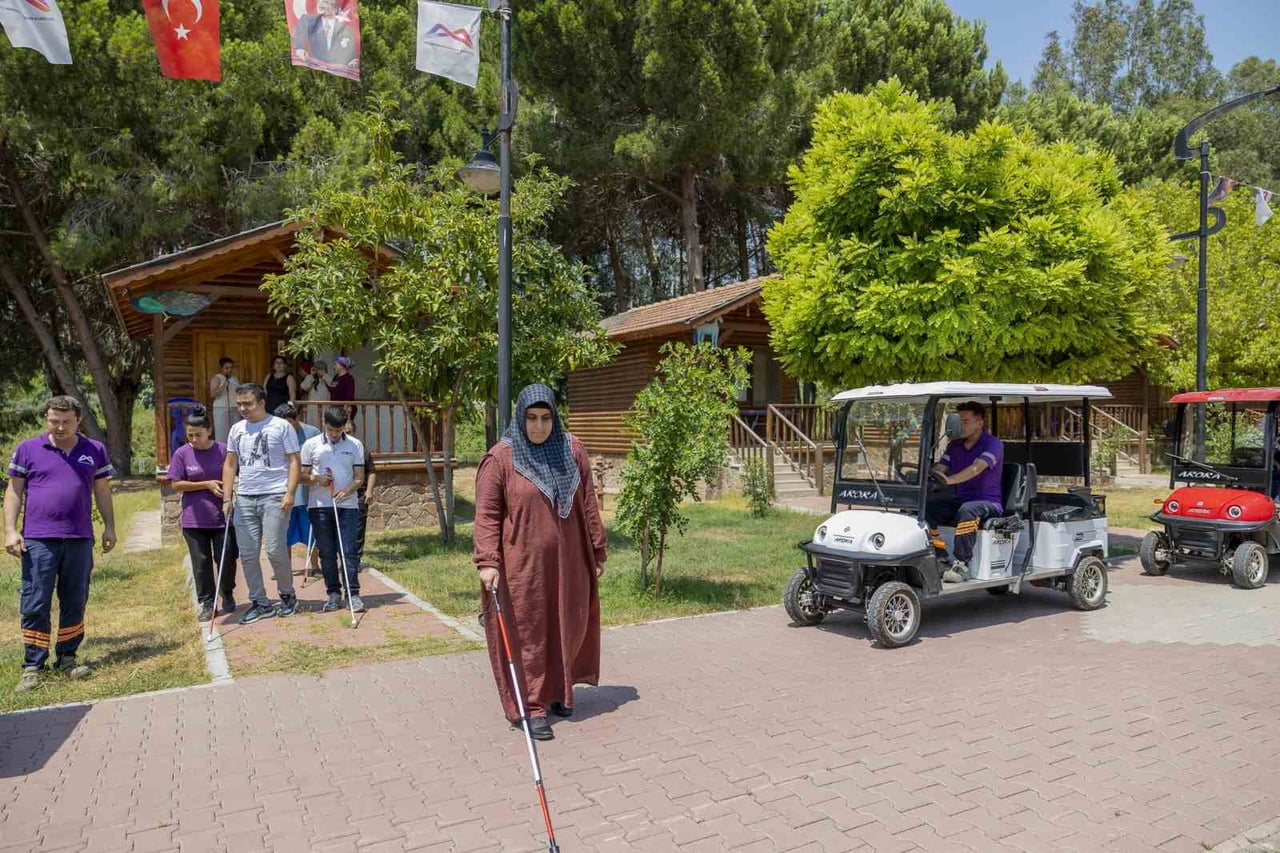 MERSİN’DE GÖRME ENGELLİ BİREYLER VE AİLELERİ, TARSUS GENÇLİK KAMPI’NDA DOĞAYLA İÇ İÇE VAKİT...