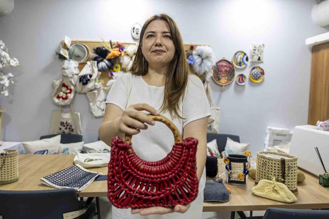 MERSİN’DE MESLEK EDİNDİRME KURSUNA KATILARAK ÇANTA YAPIMININ İNCELİKLERİNİ ÖĞRENEN ZELİHA SAADET...