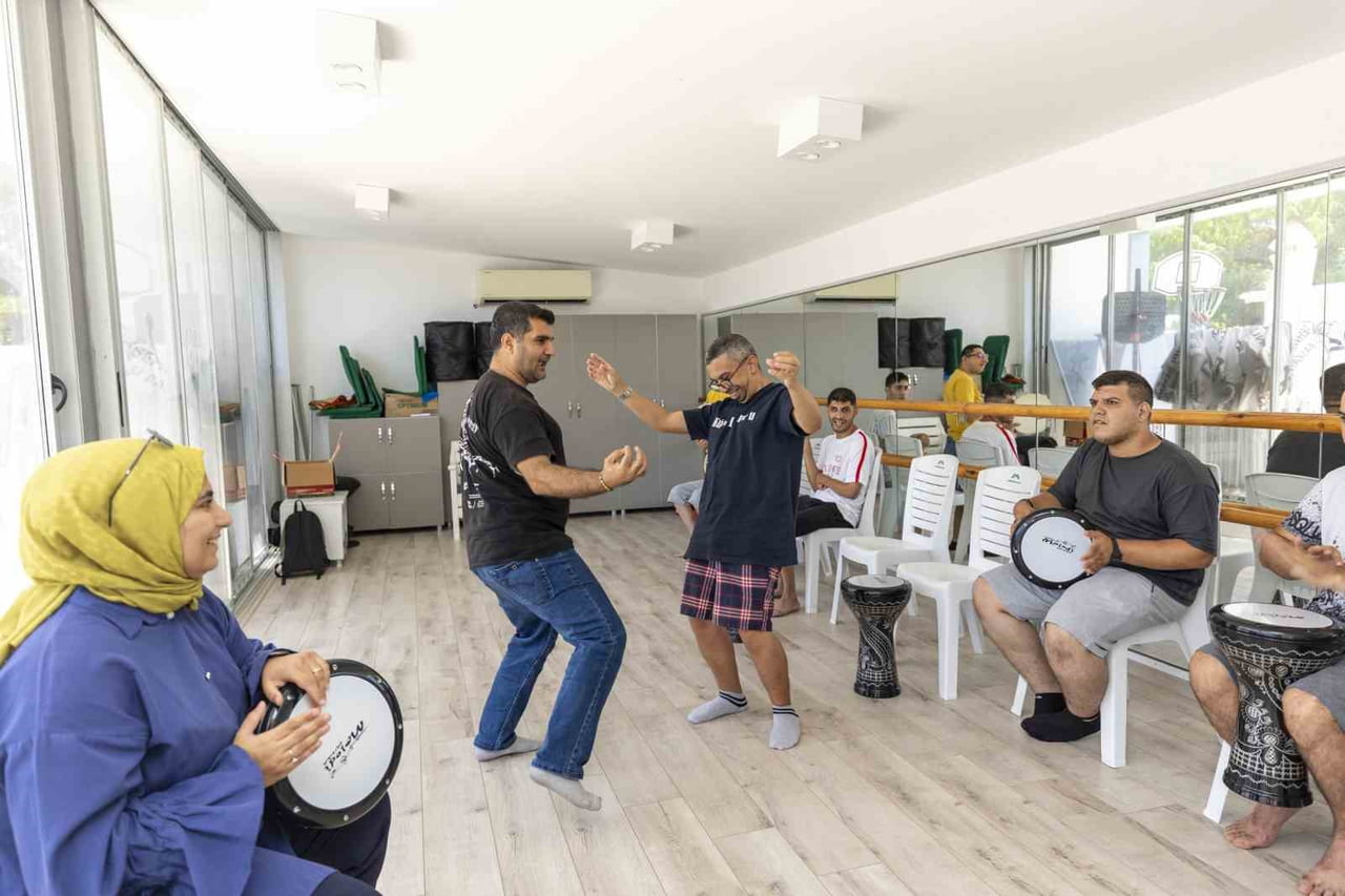 MERSİN’DE ÖZEL BİREYLER, ENGELSİZ YAŞAM PARKI’NDA YÜZMEDEN MÜZİĞE, RESİMDEN DANSA KADAR BİRÇOK...