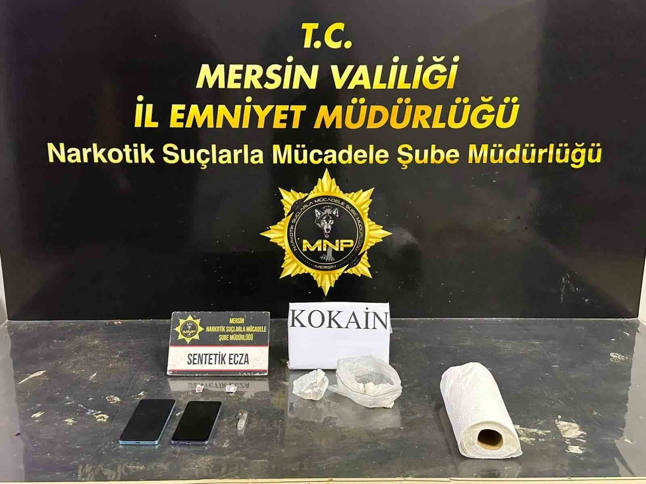 MERSİN’DE SOKAK SATICILARINA YÖNELİK DÜZENLENEN UYUŞTURUCU OPERASYONUNDA GÖZALTINA ALINAN 5...