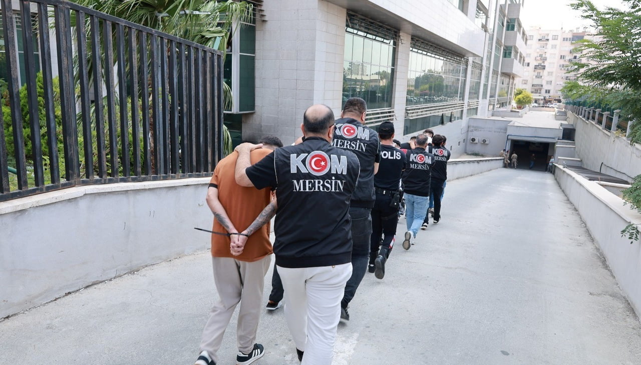 MERSİN’DE SUÇ ÖRGÜTÜ ADINA TETİKÇİLİK YAPMAK ÜZERE KENTE GELDİKLERİ ÖNE SÜRÜLEN 2 ŞÜPHELİ...