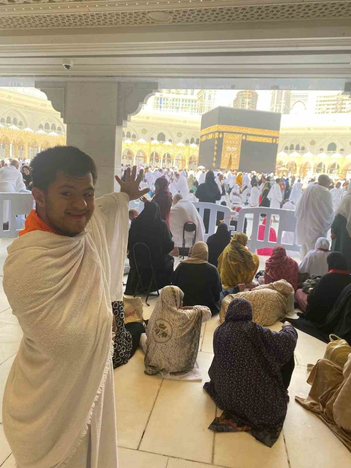 MERSİN’İN ANAMUR İLÇESİNDE, KABE MAKETİNE SARILARAK GÖZYAŞLARI İÇİNDE DUA EDEN DEVLET BİBERCİ’NİN...
