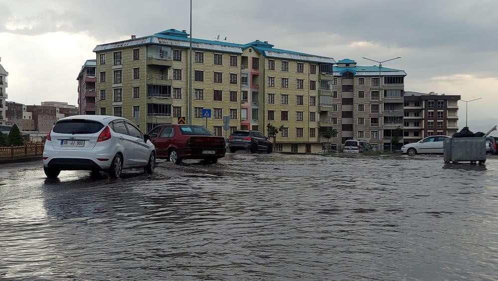 METEOROLOJİ 12. BÖLGE MÜDÜRLÜĞÜ;  ERZURUM, ARDAHAN VE ÇEVRELERİNDE YEREL KUVVETLİ YAĞIŞ UYARISI...