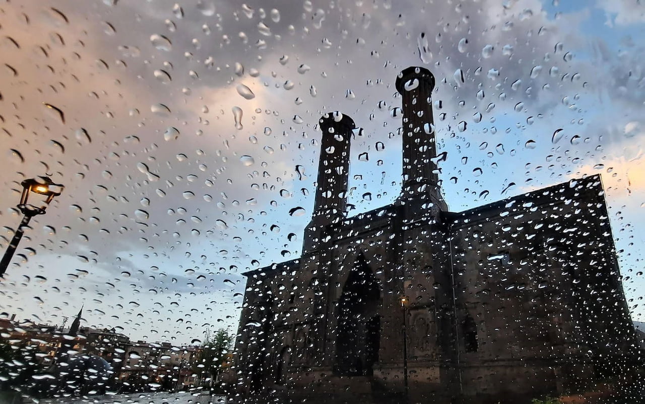 METEOROLOJİ GENEL MÜDÜRLÜĞÜ, ERZURUM'UN DOĞU İLÇELERİ İLE ARDAHAN ÇEVRELERİ İÇİN YEREL KUVVETLİ...