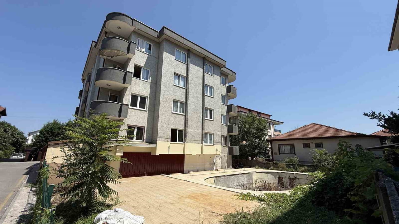 METRUK BİNA, MAHALLE SAKİNLERİNİ CANINDAN BEZDİRDİ.