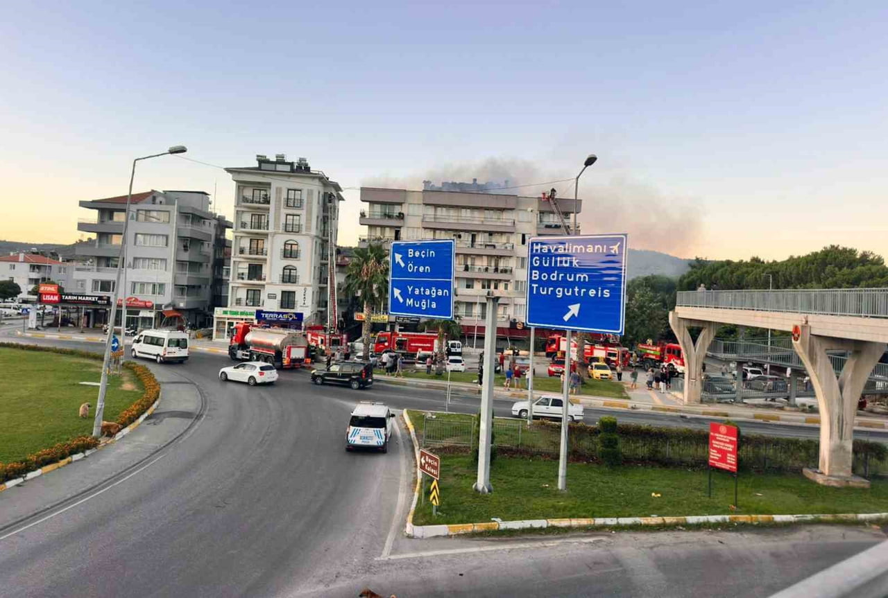 MİLAS İLÇESİNDE 5 KATLI BİR BİNANIN ÇATISINDA ÇIKAN YANGIN, İTFAİYE EKİPLERİNİN MÜDAHALESİYLE...