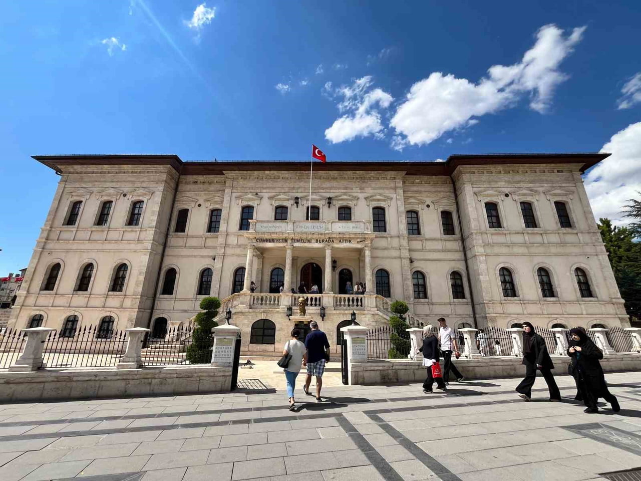MİLLİ MÜCADELE'NİN ÖNEMLİ MERKEZLERİNDEN SİVAS ATATÜRK VE KONGRE MÜZESİ, YOĞUN ZİYARETÇİ İLGİSİYLE...