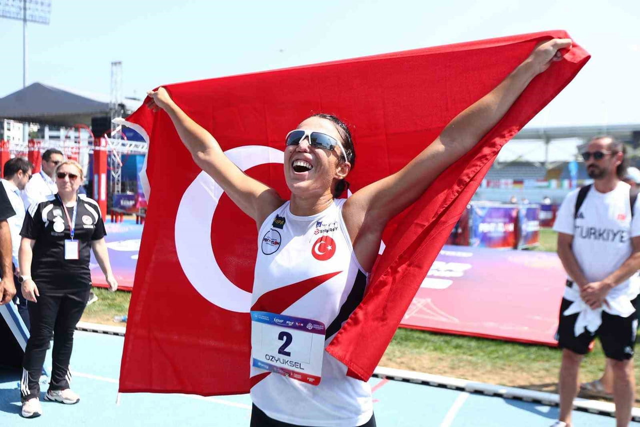 MİLLİ SPORCU İLKE ÖZYÜKSEL MİHRİOĞLU, KADINLAR FİNALİNDE ALTIN MADALYA KAZANDI.